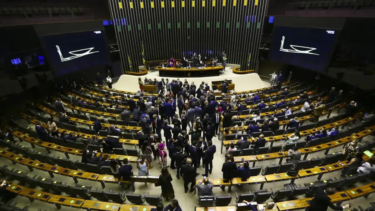 Câmara aprova reajuste salarial de funcionários públicos; confira valores